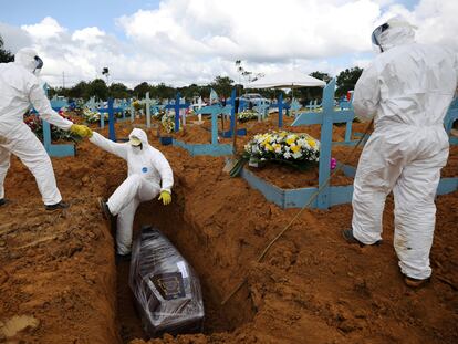 Enterro de uma mulher de 73 anos morta por covid-19 em um cemitério de Manaus.