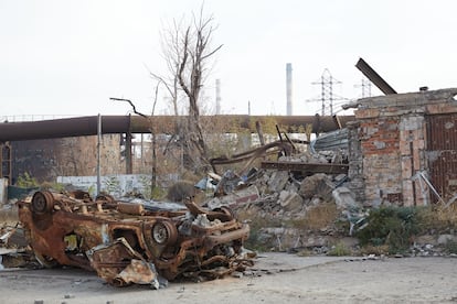 Destrozos de la guerra junto a las fábricas de Azovstal, en Mariupol, en el este de Ucrania, el pasado 15 de noviembre.