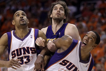 Pau Gasol pelea por la posición entre Grant Hill y Channing Frye.