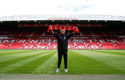 José Mourinho en su presentación como entrenador del Manchester United, el 5 de julio de 2016, en el estadio Old Trafford.