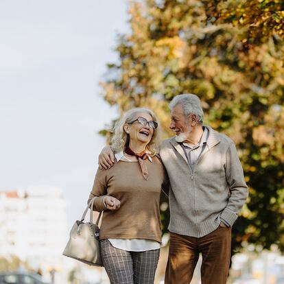 Una pareja caminando por la calle dando un paseo.