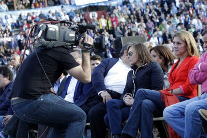 Un cámara enfoca a Dolores de Cospedal durante el mitin del PP en la plaza de toros de Toledo.