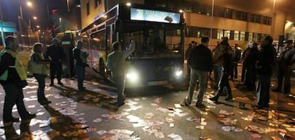 Representantes de UGT y CC OO realizan un piquete informativo en las cocheras municipales de San Sebastian.