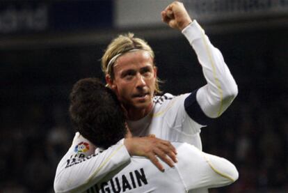 Guti e Higuaín se abrazan una vez consumada la victoria del Madrid sobre el Valencia.