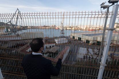 Alberto, ingeniero despedido por Navantia despues de ganar dos juicios laborales, ante las instalaciones de la empresa en Cartagena.