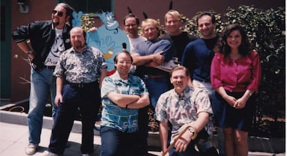 Robin Williams (en el centro), acompañado del equipo de animadores de Disney. Arrodillado y con gafas, Raúl García.