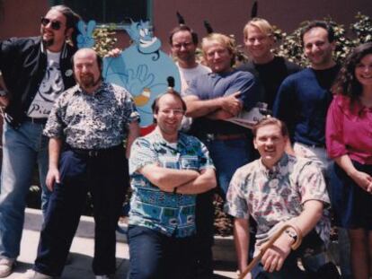 Robin Williams (en el centro), acompañado del equipo de animadores de Disney. Arrodillado y con gafas, Raúl García.