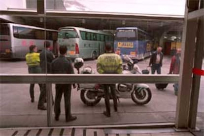 Agentes de la Guardia Civil vigilan las cocheras de la estación Sur de autobuses para evitar la acción de piquetes de huelga.