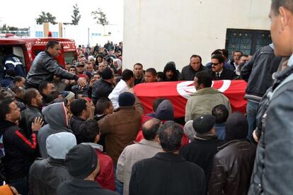 El traslado del ataúd de uno de los cuatro militares argelinos muertos en un atentado este miércoles.