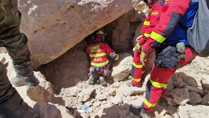 ANOUGAL (MARRUECOS), 11/09/2023.- Efectivos de la Unidad Militar de Emergencias (UME) del Ejército español trabajan en las tareas de búsqueda y rescate, este lunes en Anougal (Marruecos). La ONU retomó la tarea que la UME asumió anoche, la recepción y coordinación de los equipos que se desplazaron a Marruecos para colaborar en las labores de rescate tras el terremoto que sacudió al país africano el viernes. EFE/ Unidad Militar De Emergencias (UME) SÓLO USO EDITORIAL / SÓLO DISPONIBLE PARA ILUSTRAR LA NOTICIA QUE ACOMPAÑA (CRÉDITO OBLIGATORIO)
