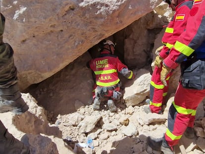 ANOUGAL (MARRUECOS), 11/09/2023.- Efectivos de la Unidad Militar de Emergencias (UME) del Ejército español trabajan en las tareas de búsqueda y rescate, este lunes en Anougal (Marruecos). La ONU retomó la tarea que la UME asumió anoche, la recepción y coordinación de los equipos que se desplazaron a Marruecos para colaborar en las labores de rescate tras el terremoto que sacudió al país africano el viernes. EFE/ Unidad Militar De Emergencias (UME) SÓLO USO EDITORIAL / SÓLO DISPONIBLE PARA ILUSTRAR LA NOTICIA QUE ACOMPAÑA (CRÉDITO OBLIGATORIO)
