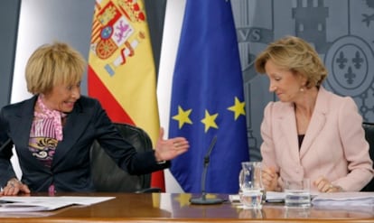 Las dos vicepresidentas, María Teresa Fernández de la Vega y Elena Salgado, en la rueda posterior al consejo de ministros.