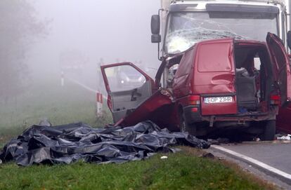 Los cadáveres de las víctimas cubiertos con mantas en el lugar del accidente al sur de Varsovia.