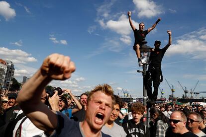 Un grupo de protestantes asisten a un concierto de música en directo durante la manifestación 'Bienvenidos al infierno' contra el G20 que se reúne estos días en Hamburgo.