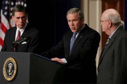 George W. Bush, junto al ex senador Charles Robb (izquierda) y el ex juez Laurence Silberman, directores de la comisión investigadora.