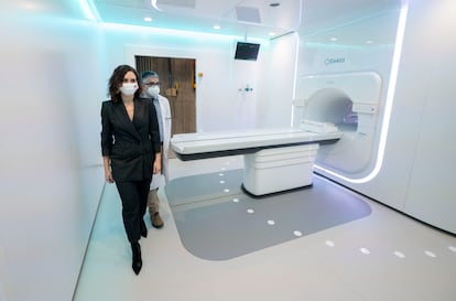 La presidenta de la Comunidad de Madrid, Isabel Díaz Ayuso, después de observar el 17 de diciembre de 2021 el único sistema de radioterapia de precisión molecular guiada por resonancia magnética que existe en España, en el Hospital Carlos III, adscrito al Hospital Universitario La Paz.