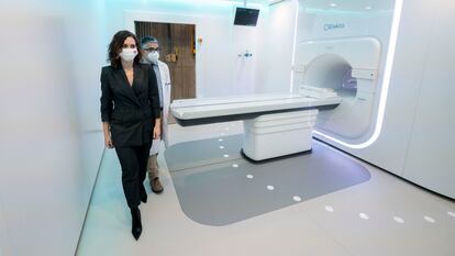 La presidenta de la Comunidad de Madrid, Isabel Díaz Ayuso, después de observar el 17 de diciembre de 2021 el único sistema de radioterapia de precisión molecular guiada por resonancia magnética que existe en España, en el Hospital Carlos III, adscrito al Hospital Universitario La Paz.