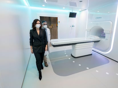 La presidenta de la Comunidad de Madrid, Isabel Díaz Ayuso, después de observar el 17 de diciembre de 2021 el único sistema de radioterapia de precisión molecular guiada por resonancia magnética que existe en España, en el Hospital Carlos III, adscrito al Hospital Universitario La Paz.