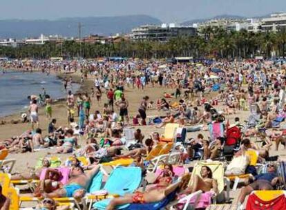 Numerosas personas en la playa de Levante, en Salou