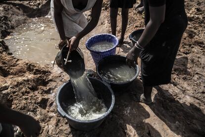 El barro de los estuarios se mezcla con agua para luego someterlo a un proceso de filtrado. Todo el procedimiento, una vez iniciado, no se puede interrumpir y se realiza de manera tradicional con herramientas rudimentarias.