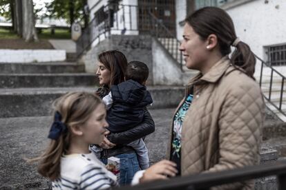 Carolina Menéndez, sujeta a su hijo en Brazos en Grado.