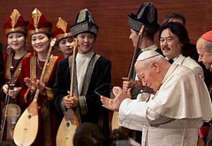 El Papa aplaude a un grupo de músicos en la Universidad de Astana.