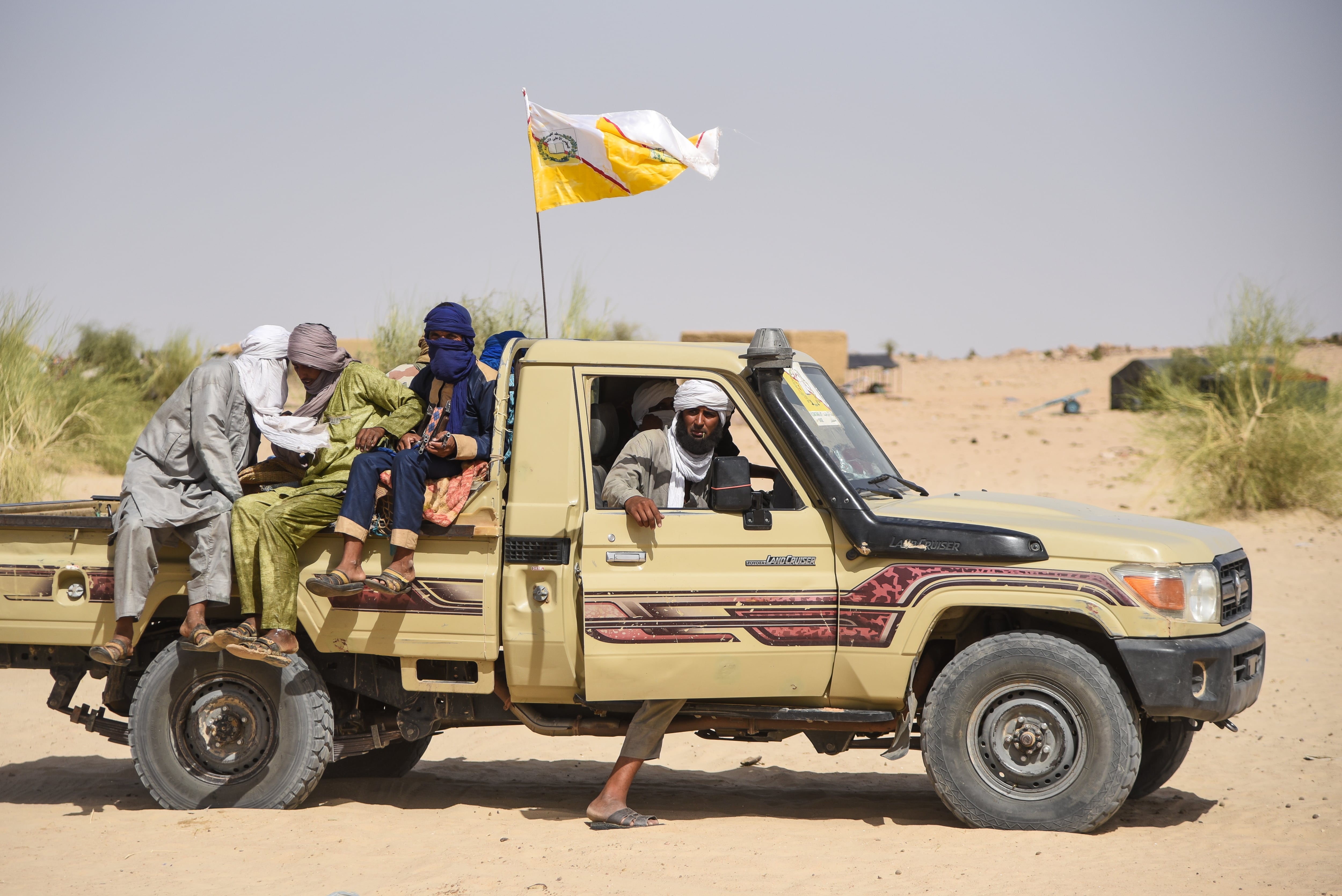 El secuestro de un príncipe emiratí que llenó las arcas de la rama más temida de Al Qaeda