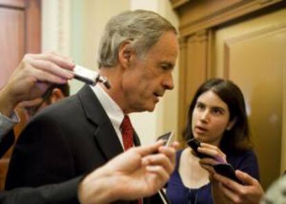 Fotografía tomada en marzo de 2010 en la que se registró al senator demócrata Tom Carper, quien afirmó que "un buen número de empresas que aceptan bitcoins todavía están operativas, vendiendo armas, pornografía infantil e incluso sicarios". EFE/Archivo