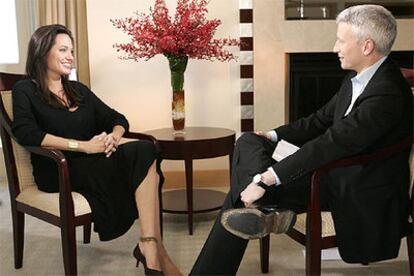 Angelina Jolie charla con Anderson Cooper durante la grabación de la entrevista.