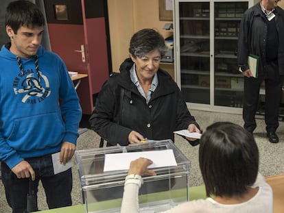 Laura Mintegi candidata a lehendakari por EH Bildu,  ha acudido a votar a primera hora de la mañana a un instituto de Getxo (Vizcaya)