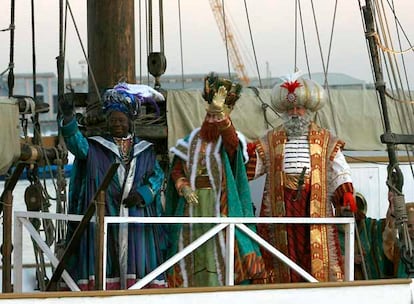 Los Reyes Magos saludan a su llegada al puerto de Barcelona antes de recorrer las principales calles del centro de Barcelona en la tradicional Cabalgata Reyes.