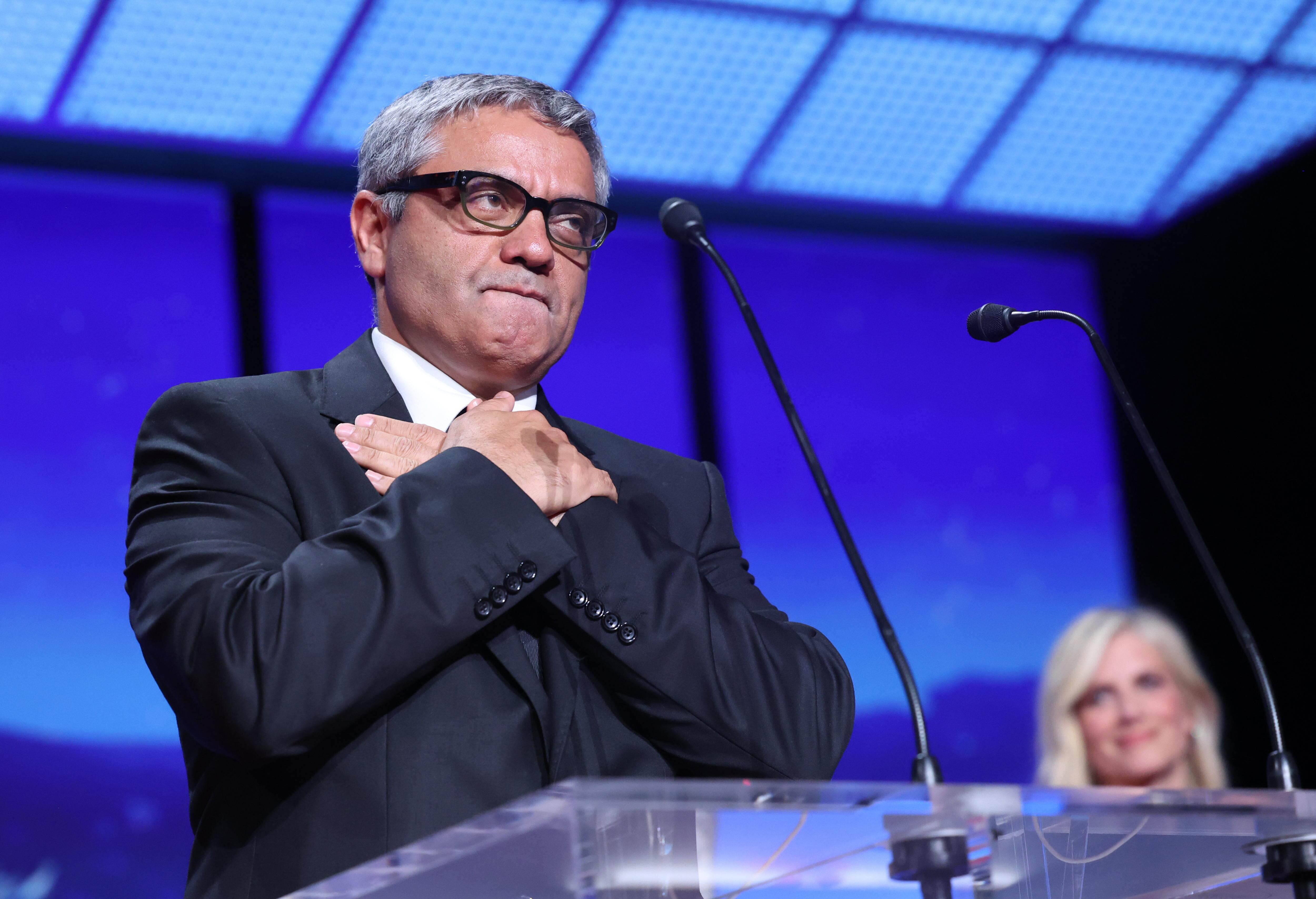 El director iraní Mohammad Rasoulof agradece su premio en el festival de Cannes.