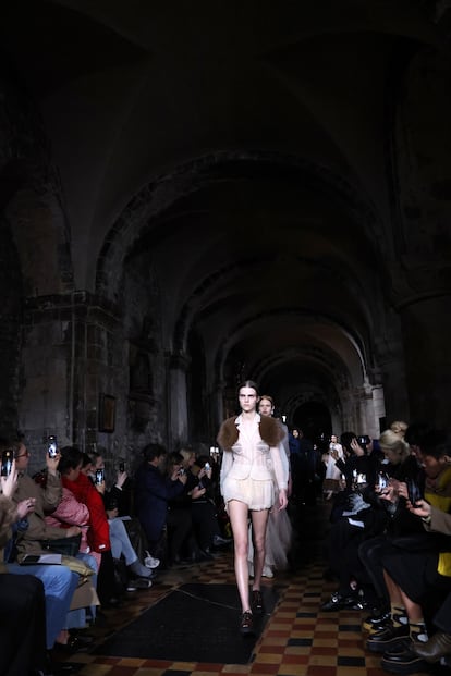 El desfile de Simone Rocha, en la iglesia anglicana St Bart’s the Great de Londres, el 17 de febrero de 2024 durante la semana de la moda en la capital británica.