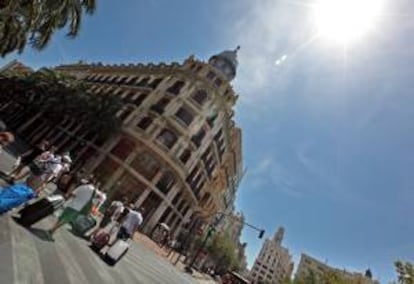 Un grupo de turistas camina con sus maletas por las calles del centro de Valencia. EFE/Archivo