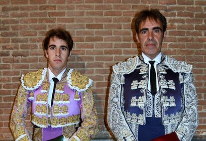 Fernando Plaza y su padre, en el túnel de cuadrillas de la plaza de Las Ventas.