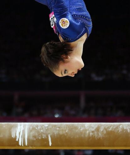 La rusa Aliya Mustafina realiza un salto en una de las pruebas de la competición.