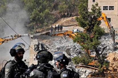 Fuerzas israelíes vigilan la demolición de una casa palestina, el día 5 en Sair, en la provincia de Hebrón.