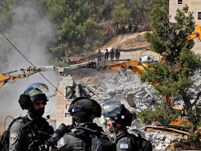 Fuerzas israelíes vigilan la demolición de una casa palestina, el día 5 en Sair, en la provincia de Hebrón.