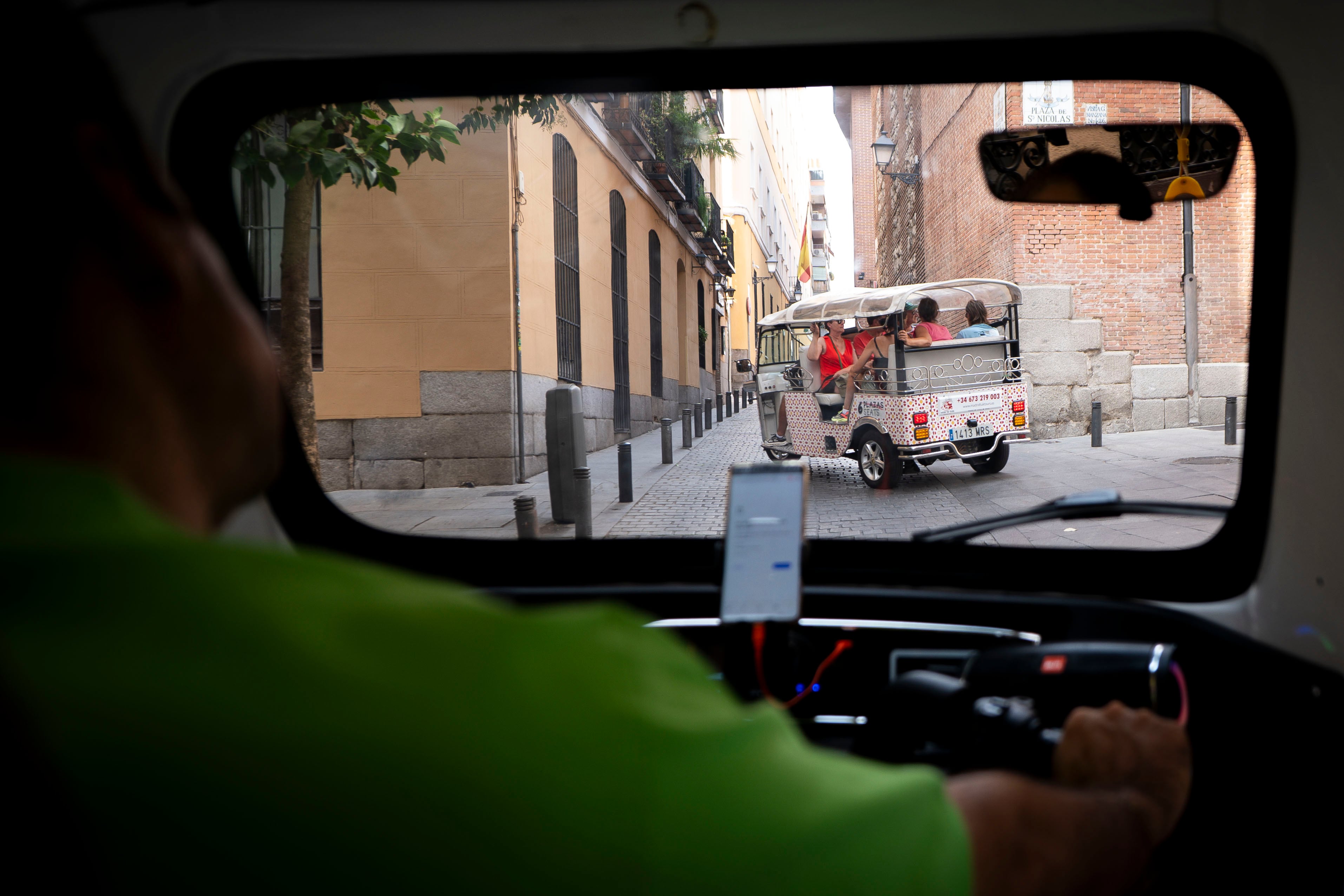 Interior de un tuk tuk que espera a que otro vehículo continúe su camino para avanzar en una calle del centro de Madrid, la semana pasada.