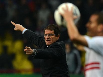 Capello da instrucciones durante el duelo ante Portugal.