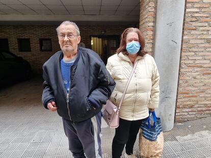 Enrique Hernández y su mujer, María Esther García, delante del Punto de Atención Continuada de Navalcarnero, donde les recomendaron que tomaran un taxi para ir al hospital.