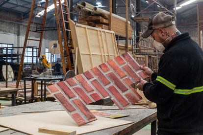 Un carpintero trabaja en el taller de escenografía del Teatro Colón, el 8 de junio de 2022.