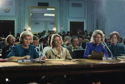 Sally Nevius (izquierda) y Tipper Gore (derecha), dos de las cuatro mujeres que formaron la PMRC, durante la audiencia en el Senado. 