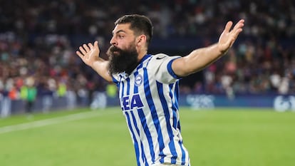 Asier Villalibre celebra el gol del ascenso del Alavés en el campo del Levante.
