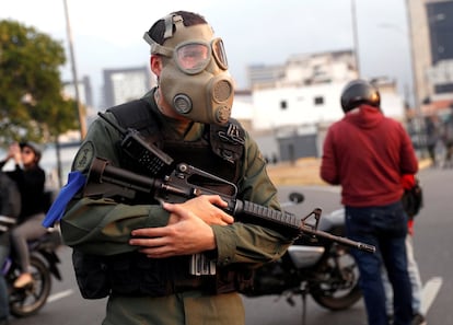 Um militar com uma máscara contra gases perto da base militar A Carlota, em Caracas.