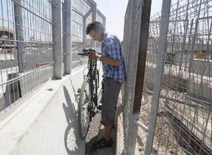 El paso al puerto al final del puente de Astilleros es tan estrecho que obliga a cargar la bicicleta, como le ocurrió ayer a un ciudadano.