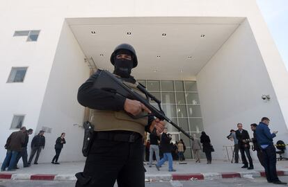 Un miembro de las fuerzas de seguridad de Túnez vigila la entrada al Museo del Bardo, donde ayer varios terroristas tomaron rehenes tras abrir fuego junto al Parlamento, acabando con la vida de 20 turistas.