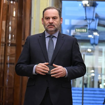 El diputado del Grupo Mixto, José Luis Ábalos, a su llegada a un pleno en el Congreso de los Diputados, a 19 de diciembre de 2024, en Madrid (España). El Pleno del Congreso da 'luz verde' definitiva al proyecto de ley por el que se crea un nuevo impuesto mínimo para las empresas multinacionales, una norma que incluye parte de la reforma fiscal que quería el Gobierno. La duda es si se incluirán las enmiendas de PP y Junts que se han introducido en el Senado y que pueden llegar al Boletín Oficial del Estado (BOE) en contra del criterio del Gobierno. Por otro lado, durante la sesión plenaria, también se vota el proyecto de ley orgánica de prevención de las pérdidas y el desperdicio alimentario.
19 DICIEMBRE 2024;BOE;JUNTS;PP;LUZ VERDE;MEDIDAS;CONGRESO
Fernando Sánchez / Europa Press
19/12/2024