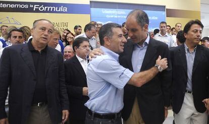 El expiloto y empresario Jorge Mart&iacute;nez `Aspar&acute;abraza a Francisco Camps en un acto de la F-1 de Valencia.