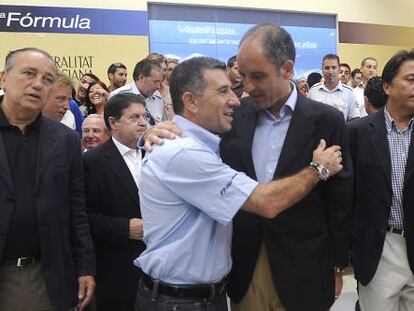 El expiloto y empresario Jorge Mart&iacute;nez `Aspar&acute;abraza a Francisco Camps en un acto de la F-1 de Valencia.